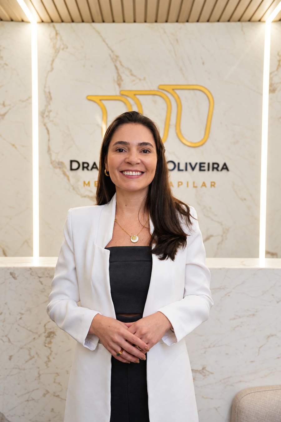 Dra. Melina Oliveira na recepção da clínica